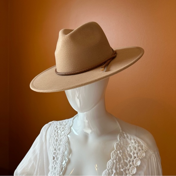 Other - Camel Colored Women’s Hat 🎀 A Perfect Summer Accessory Piece. NEW
